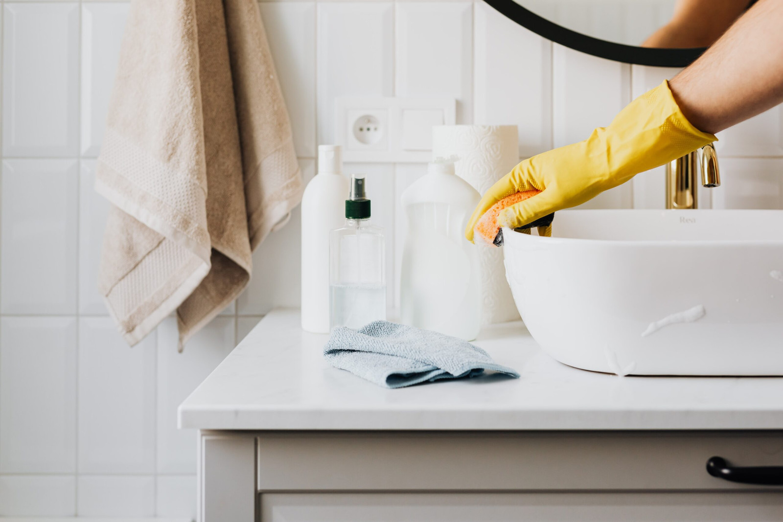 Sveiku švarumu Woman's hand with gloves washing the sink